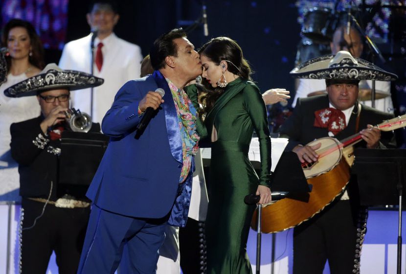 Juan Gabriel en escenario junto a Paty Cantú. ARCHIVO.

