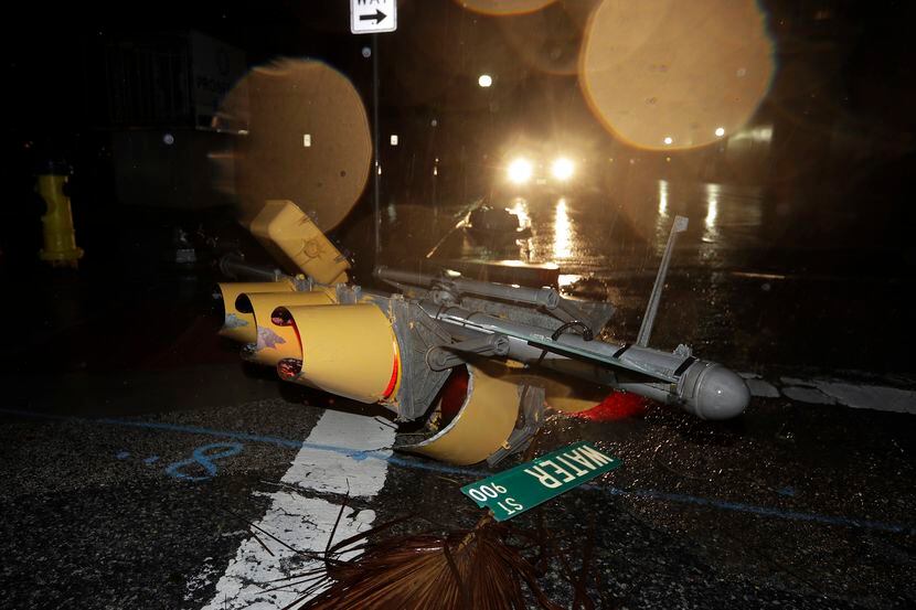 Un semáforo fue derribado por los vientos del Huracán Harvey el sábado en la madrugada. AP
