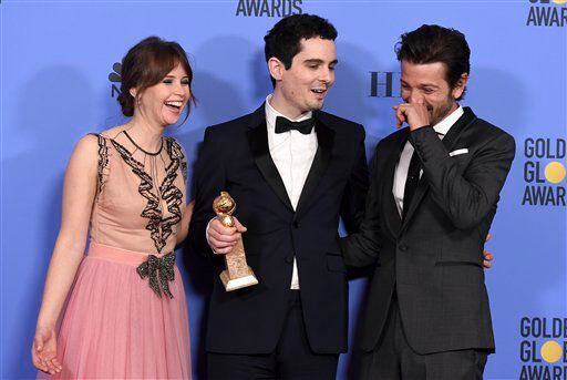Damien Chazelle, en el centro, ganador del Globo de Oro al mejor guion por “La La Land”,...