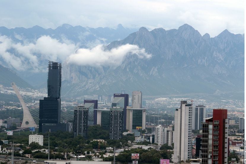 Foto de edificios en Monterrey, donde se puede ver el humo o smog.