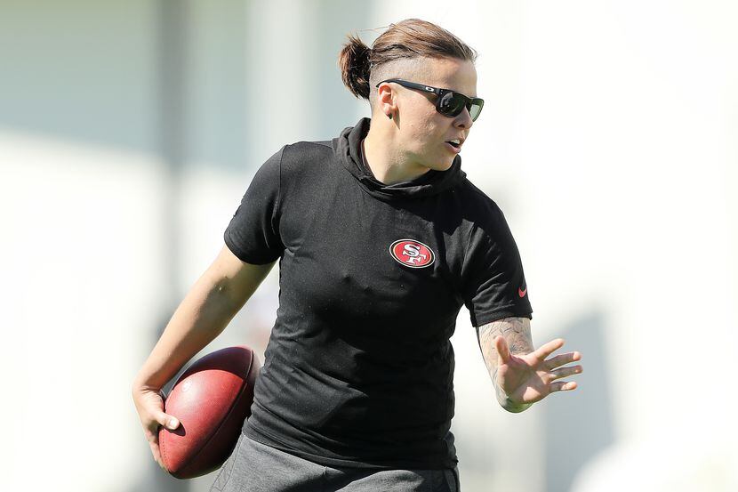 Katie Sowers participa como entrenadora de receptores un una práctica de los 49ers de San...