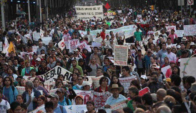 Decenas de miles de personas marcharon esta semana en la Ciudad de México para exigir que se...