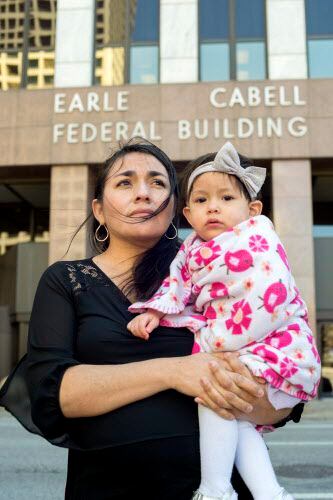 Lucía Mejía, junto a su hija de 19 meses, quien asistió a una corte en Dallas por el proceso...