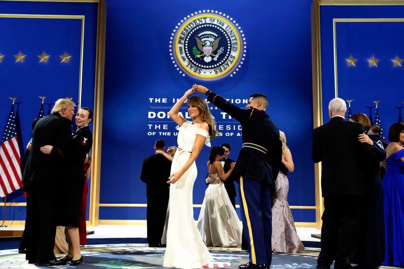 El soldado José A. Medina baila con la primera dama Melania Trump en la gala de la toma de...