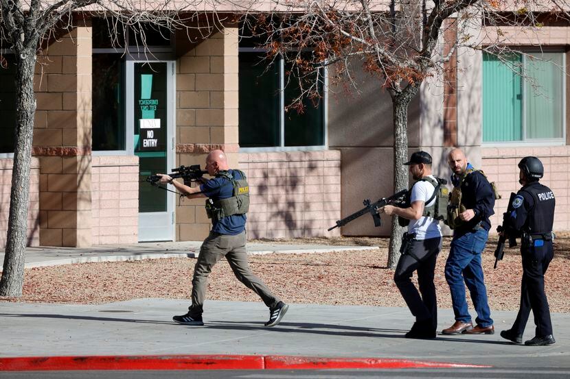Oficiales de policía entran a las instalaciones de la Universidad de Nevada, Las Vegas,...