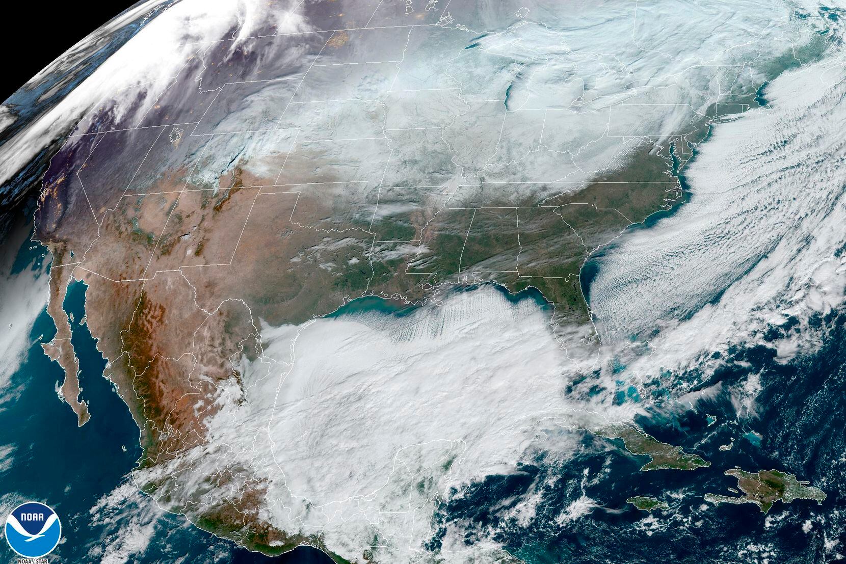 Esta imagem de satélite fornecida pela NOAA mostra os sistemas meteorológicos na América do Norte em…
