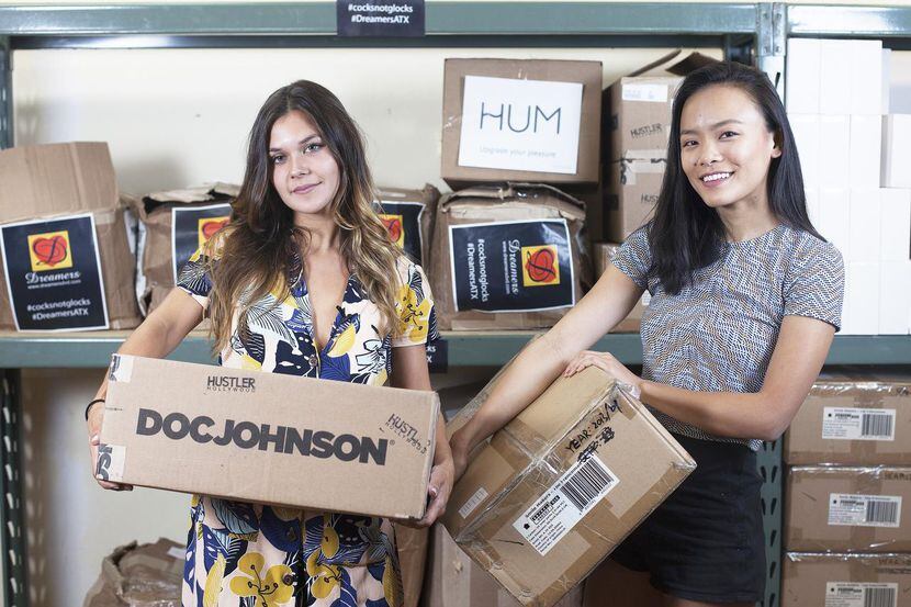Ana López y Jessica Jin sostienes cajas con juguetes sexuales que serán utilizados para una...