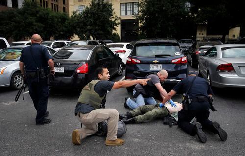 Policías rodean al autor de una balacera en la corte federal Erle Cabell de Dallas. TOM...