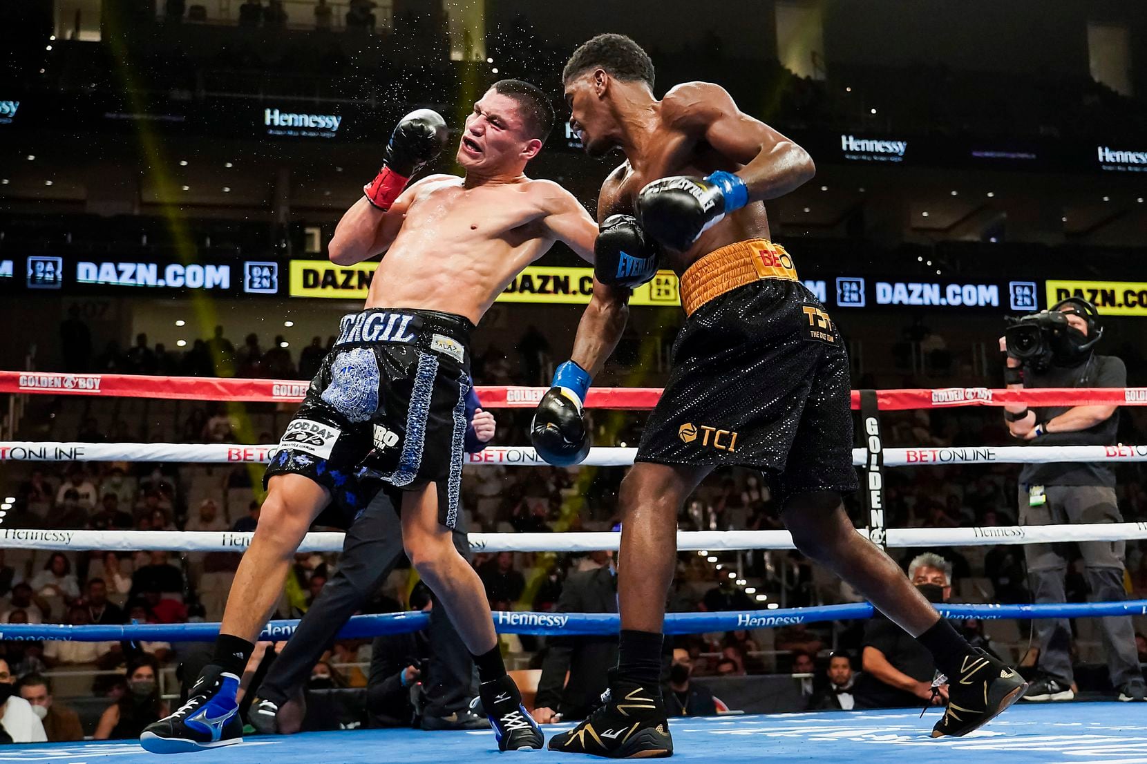 Vergil Ortiz Jr. (left) fights Maurice Hooker for the as they fight for the vacant WBO international welterweight title at Dickies Arena on Saturday, March 20, 2021, in Fort Worth.
