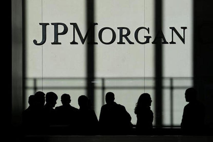 El logo de JPMorgan Chase & Co. se ve desplegado en las jefaturas del corporativo en Nueva...