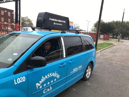 Andrés González tiene 10 años trabajando como taxista afuera de la central de autobuses...