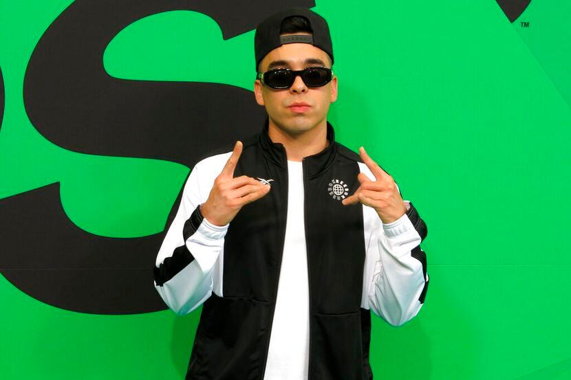El rapero mexicano MC Davo posa al llegar a los Spotify Awards en el Auditorio Nacional de...