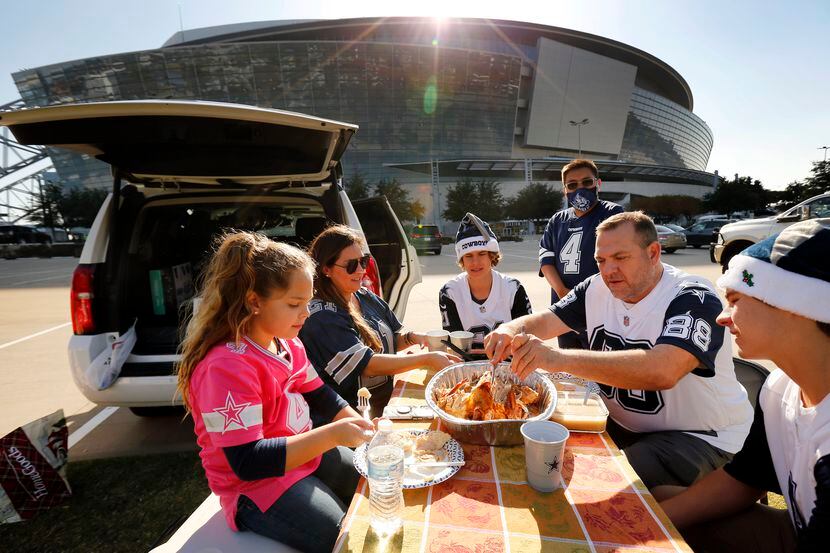 Seguidores de los Cowboys de Dallas disfrutan una comida del Día de Acción de Gracias antes...