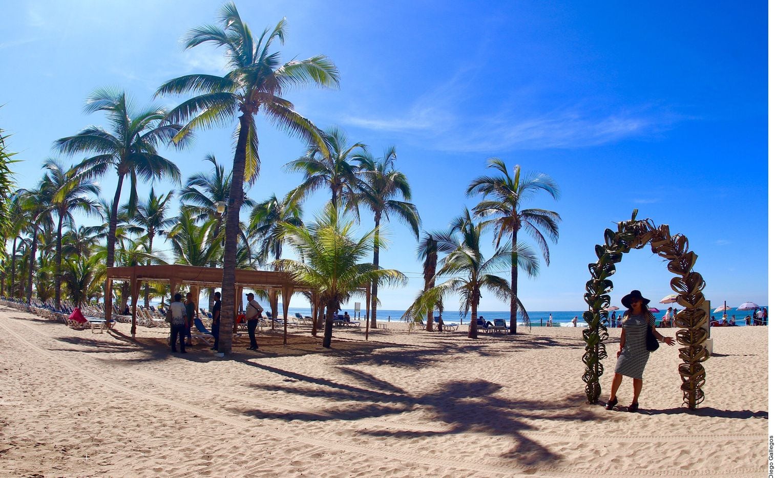 Imágenes de las playas de Mazatlán, Sinaloa. Cerca de este punto turístico, residentes grabaron en video al youtuber Markitos Toy, haciendo arrancones con carros lujosos.