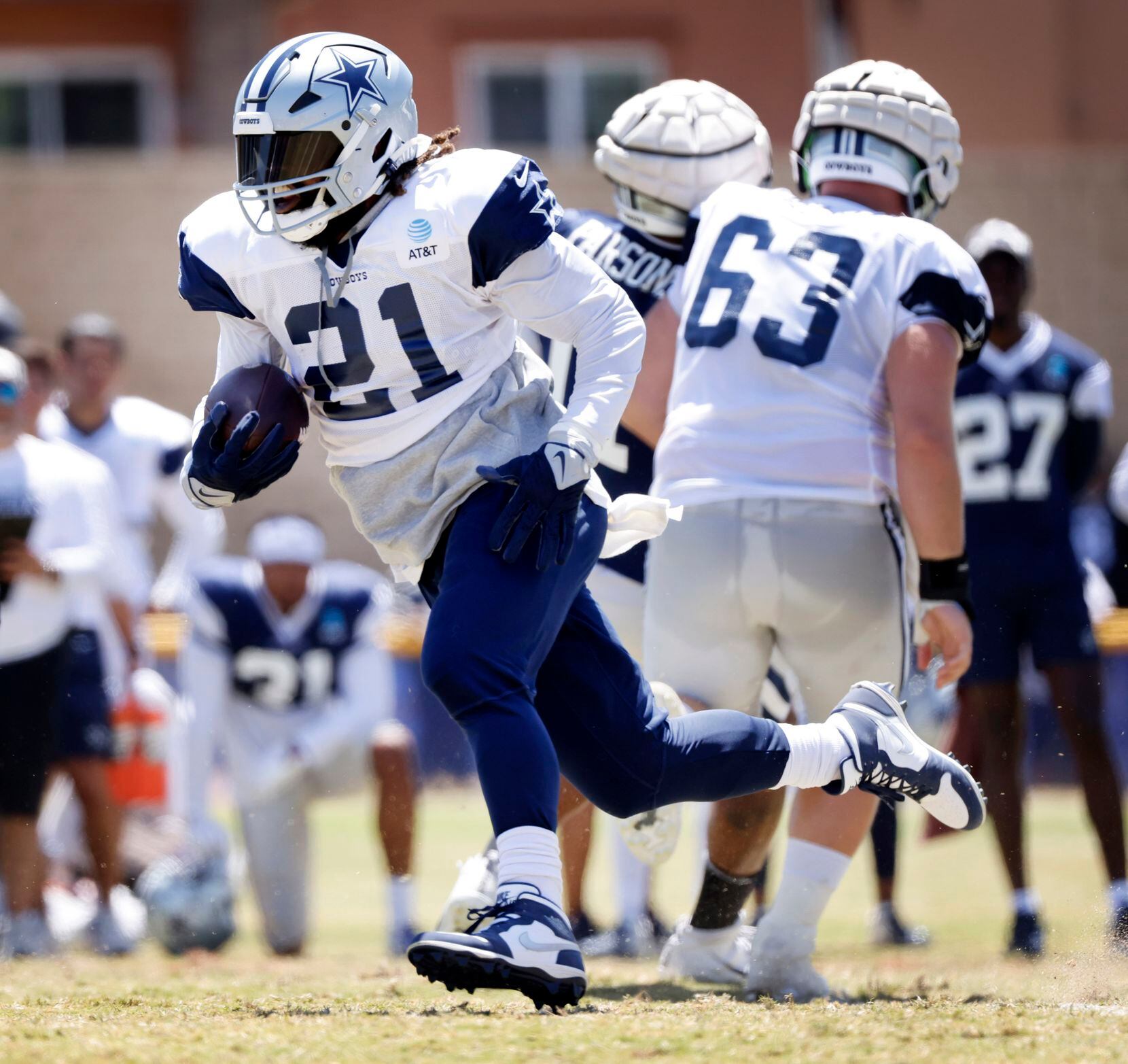 Dallas Cowboys running back Ezekiel Elliott (21) carries the football during a training camp...