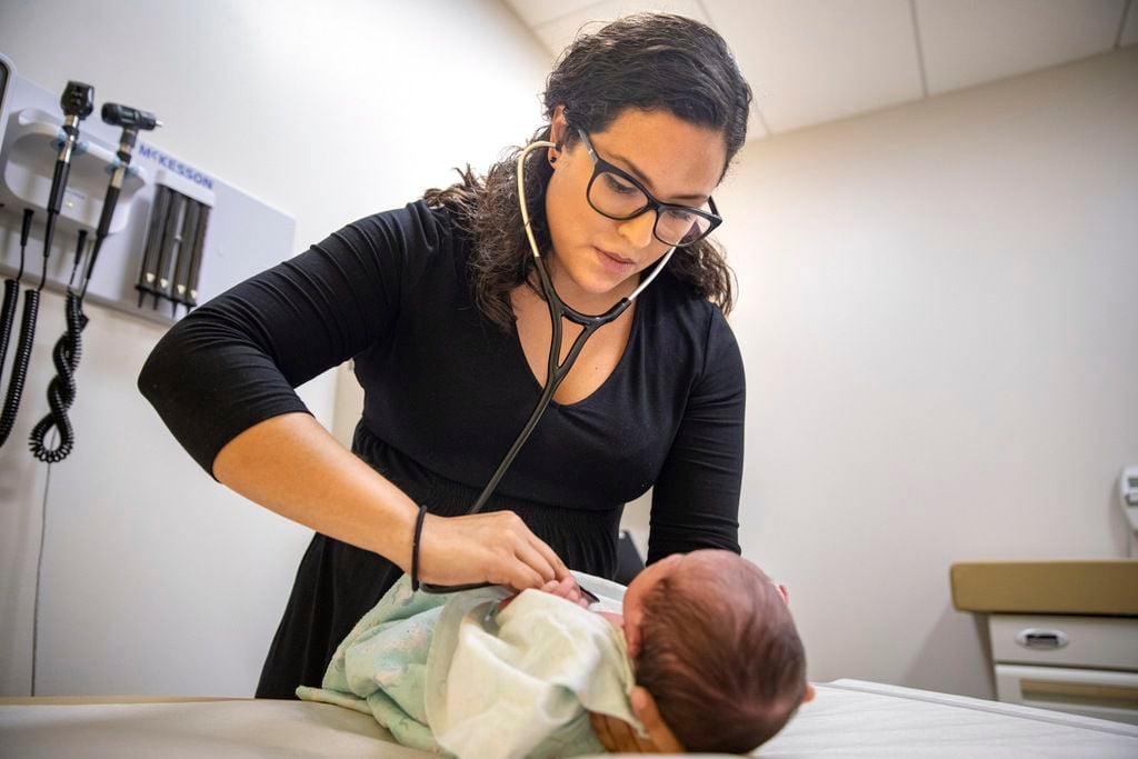 La pediatra Jasmine Saavedra examina a una recién nacida, Alondra Márquez en un hospital en...