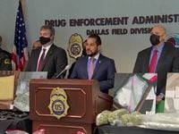 Eduardo Chávez, el agente especial a cargo de la Administración de Control de Drogas (DEA) de Dallas, en una conferencia de prensa anunciando el megaoperativo en el vecindario Hamilton Park.