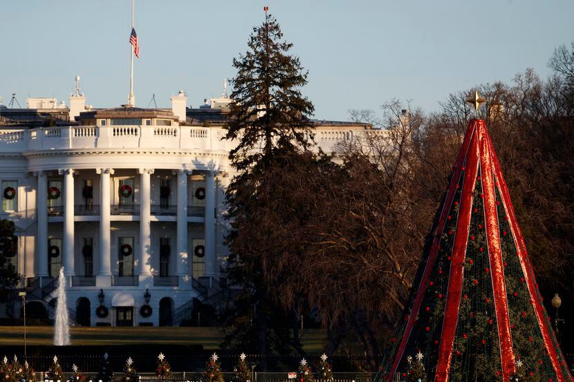 La Casa Blanca adornado con el árbol de Navidad el domingo 23 de diciembre, en Washington...