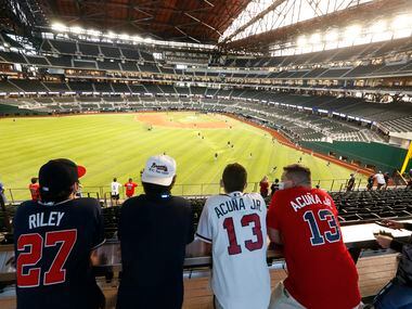 Fanáticos de los Atlanta Braves  observan el campo de juego del Globe Life Field en Arlington que el 12 de octubre de 2020 abrió por primera vez sus puertas al público.
