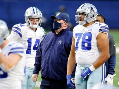 Dallas Cowboys head coach Mike McCarthy (center) watches his offense warm up before their game with the San Francisco 49ers at AT&T Stadium in Arlington, Texas, Sunday, December 20, 2020.