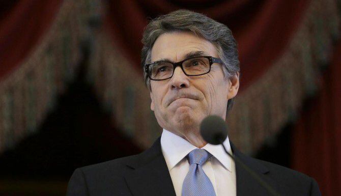 
				El ex gobernador de Texas Rick Perry dijo que la acusación de abuso de autoridad que...