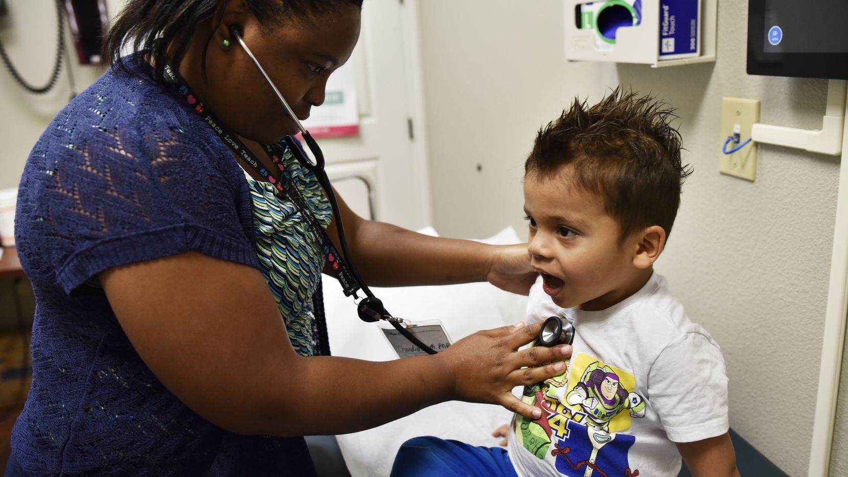 La enfermera Chandra Smith (izq.) escucha la respiración de Matías Bonilla, de3 años,...