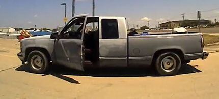 Se cree que Strong conduce una camioneta Chevrolet 1996 de color gris con cabina extendida y...