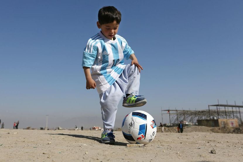 Niño que recibió camiseta de Messi abandona Afganistán por amenazas