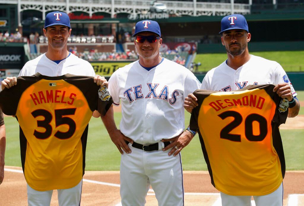 Texas Rangers' Ian Desmond, right, and Cole Hamels, left, pose for a photo with manager Jeff...