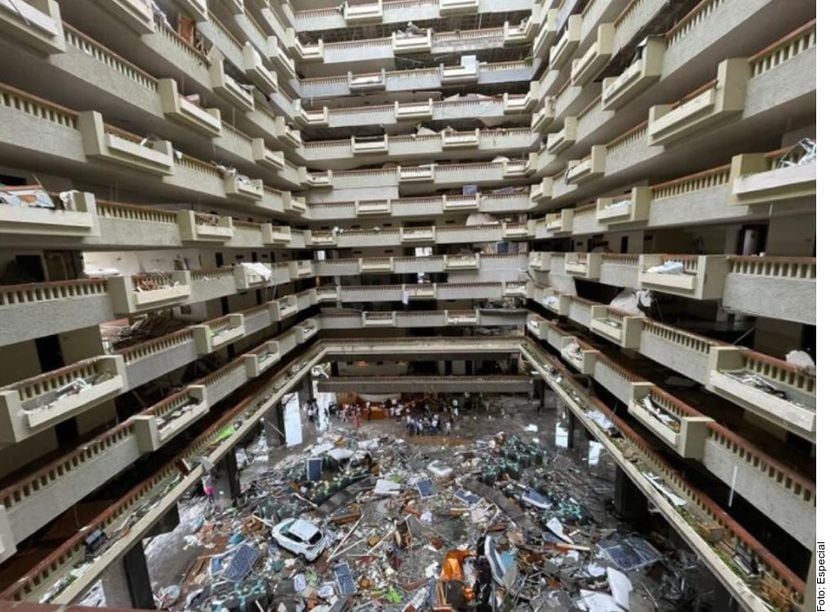 Tras el embate del huracán "Otis", el hotel Princess de Acapulco quedó destrozado por las...