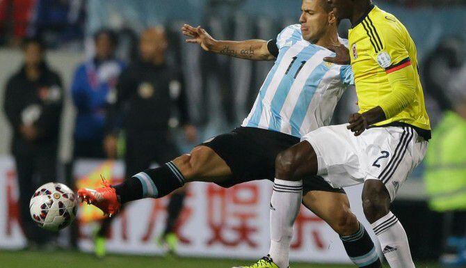 Sergio Agüero(11) y la selección de Argentina enfrentaron a su similar de Colombia en...