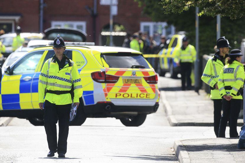 La policía patrulla la calle tras una arresto en Chorlton, Inglaterra, con relación al...