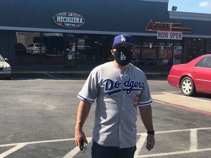 El aficionado de los Dodgers, Richard Soto, viajó de Los Ángeles a Arlington para ver a su...