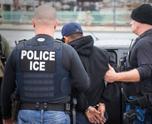Agentes de ICE arrestan a un inmigrantes. AP
