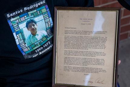 Bessi Rodriguez está puesta una camiseta que recuerda a su hijo asesinado. Muestra también...