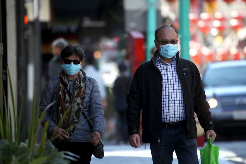 Las personas ya están utilizando mascarillas en Chinatown de San Francisco.