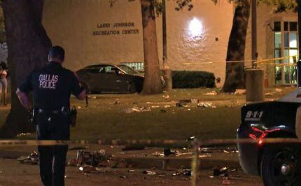 Policía de Dallas investiga la escena de un tiroteo el 4 de julio en el vecindario Dixon...