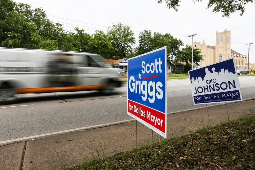 Carteles electorales de Scott Griggs y Eric Johnson en el centro de recreación Samuell...