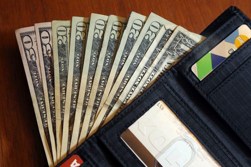 En esta foto del 15 de junio de 2018, se muestra dinero en efectivo en North Andover,...