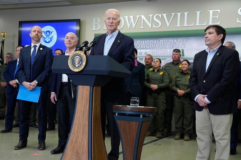 El presidente Joe Biden da un discurso durante una visita a la frontera sur de Estados...