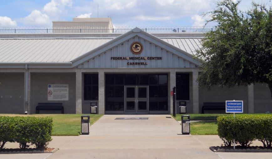Fachada de la prisión de mujeres, Federal Medical Center Carswell en Fort Worth, donde hay un brote de coronavirus.