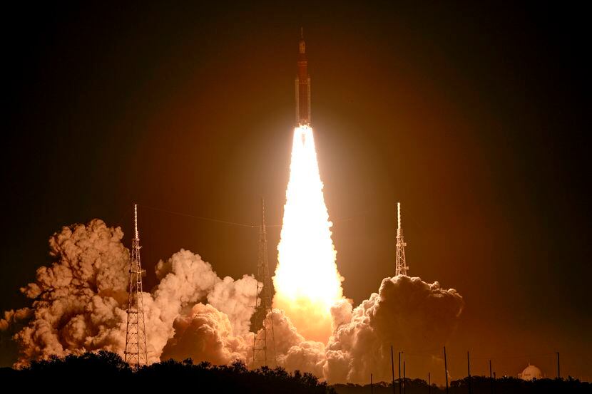 El nuevo cohete lunar de la NASA despega del Centro Espacial Kennedy, el miércoles el 16 de...