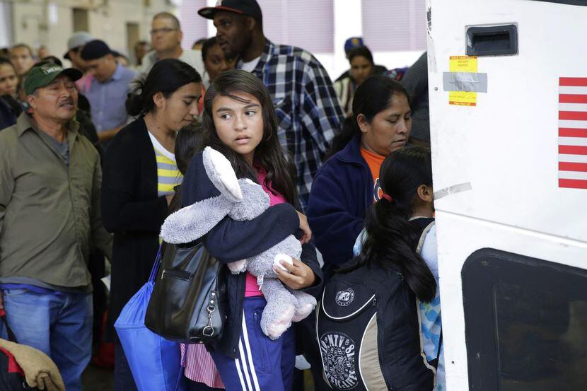 Un grupo de migrantes centroamericanos aborda un autobús en San Antonio. Unas 800 familias...