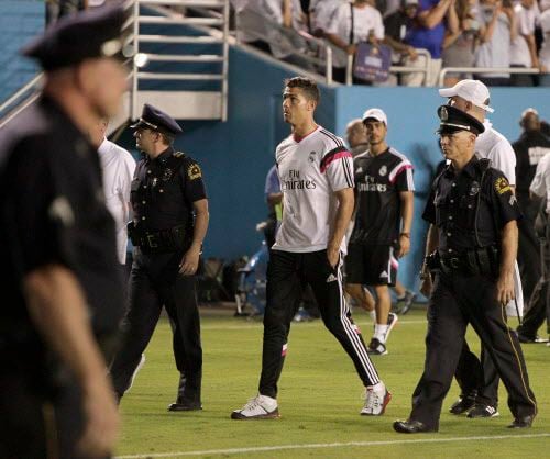 Cristiano Ronaldo sale rodeado de policías del Cotton Bowl tras la invasión de fans a la...