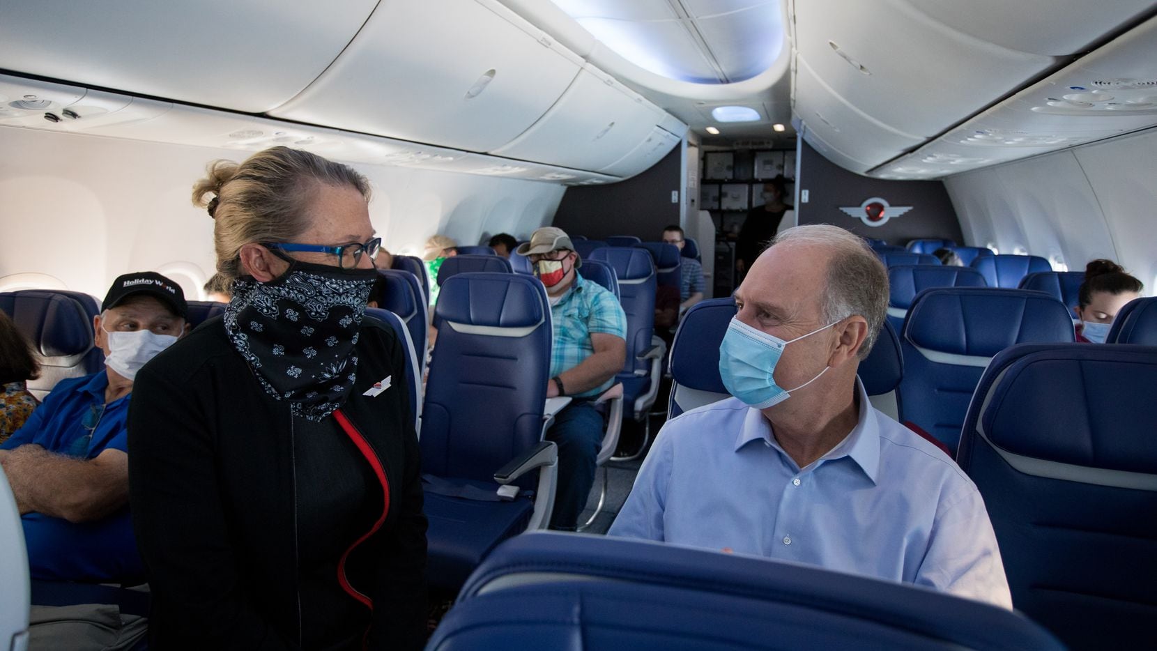 El director de Southwest Airlines Gary Kelly platica con una asistente de vuelo en un viaje...