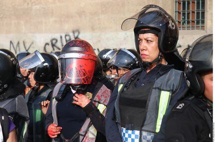 Una mujer policía, que resguardaba la marcha del 8M, denunció que una encapuchada le roció...