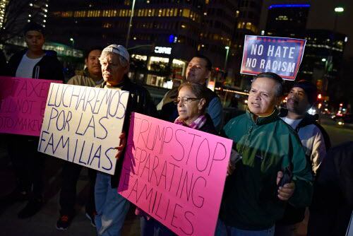 22 personas realizaron una marcha contra las políticas de Donald Trump, el sábado en Dallas.