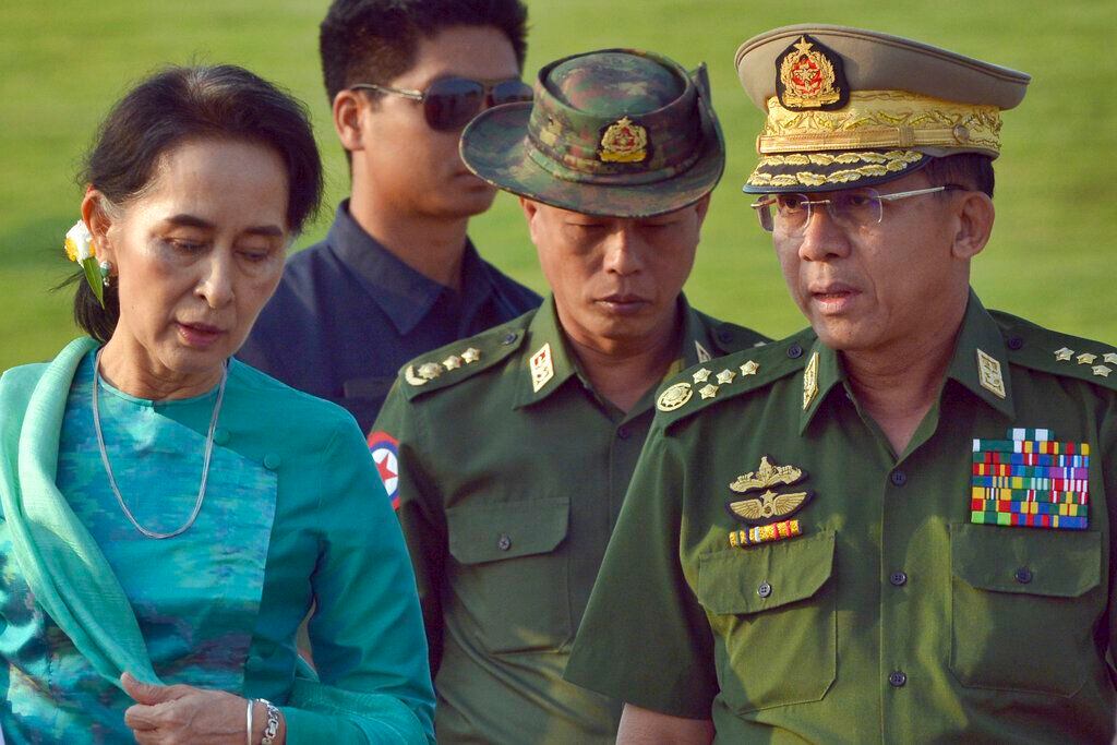En esta imagen de archivo del 6 de mayo de 2016, la ministra de Exteriores de Myanmar, Aung...