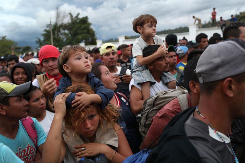 Un grupo de más de 1,500 hondureños se moviliza por Guatemala con intenciones de cruzar a...