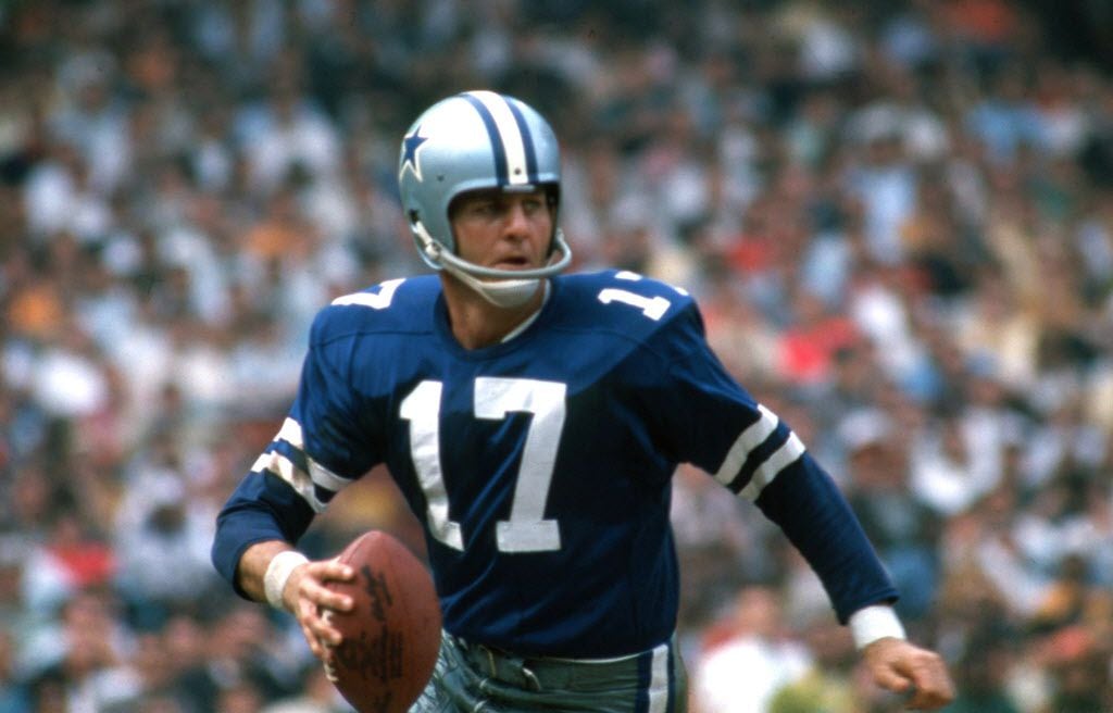 Dallas Cowboys quarterback Don Meredith (17) gets set to throw a pass circa 1967.  (Tony...